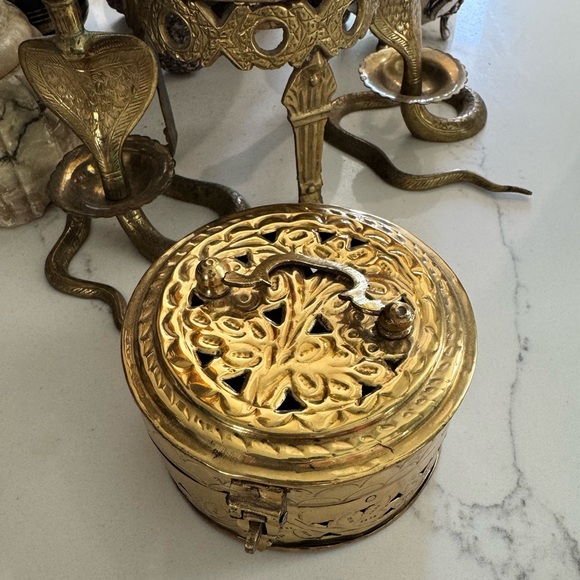 Little vintage brass embossed cricket box. Stash box - Picture 2 of 10